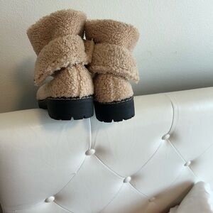 Chic Tan Shearling Boots